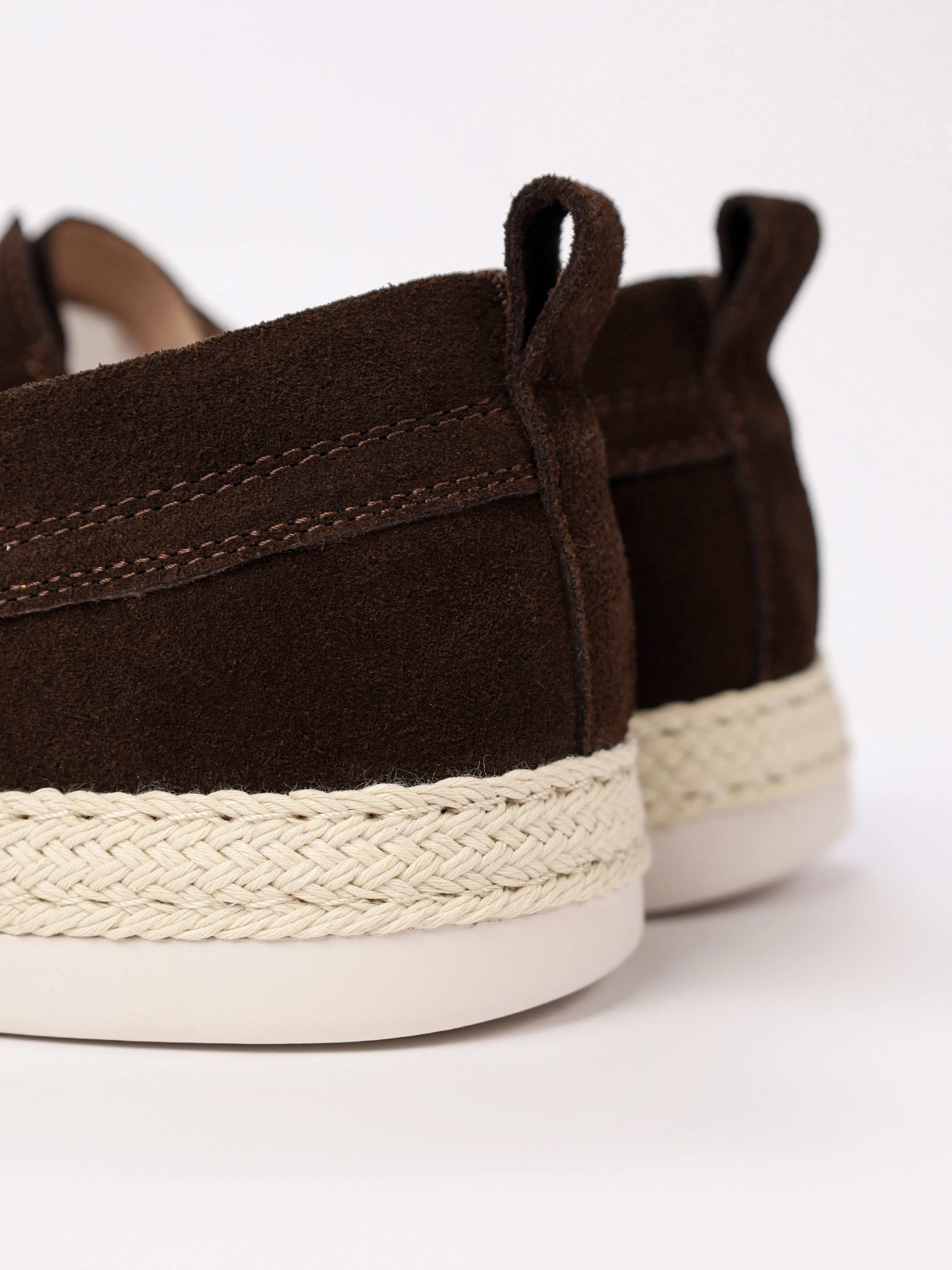 Мокасины темно-коричневого цвета на низкой подошве